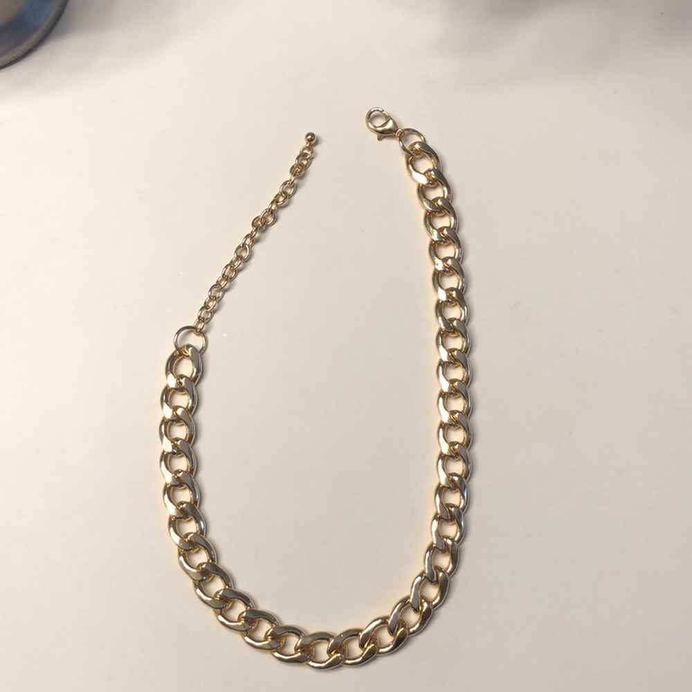 Thicker chain necklace to style on a cute fit
